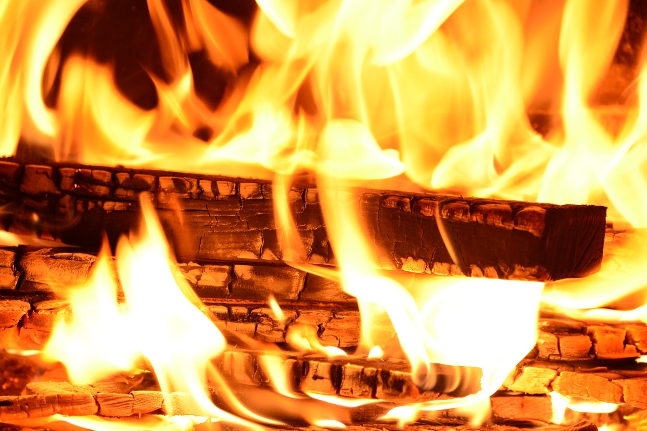 oszczędzanie na ogrzewaniu - kominek i ogień