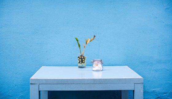pastelowo niebieski kolor ściany w domu